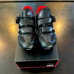 Size 38 Peloton Bike clip in shoes.
